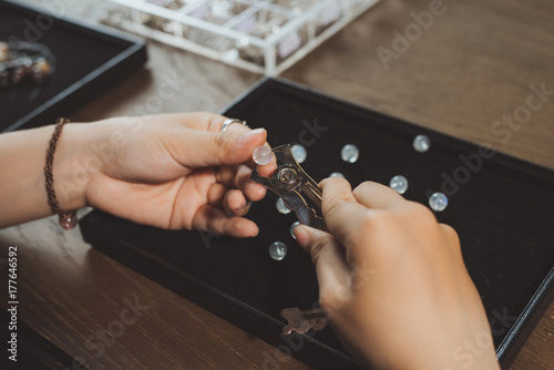 Zdjęcie XXL Jubiler z ręcznie robionej biżuterii z koralików kamiennych.
