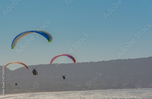 Zdjęcie XXL Paragliding nad plażą i morzem w Monterey Ca.