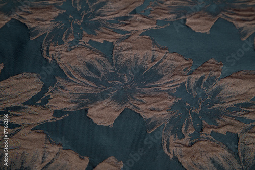 Plakat ciemna tkanina z kwiatowym wytłoczonym wzorem