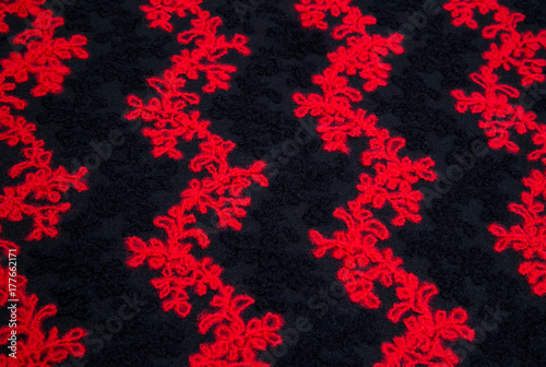 Zdjęcie XXL czarny i czerwony ciepły wełniany materiał czerwony wzór na czarnym tle