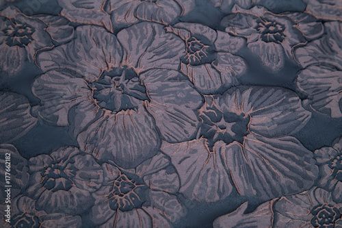 Plakat ciemna tkanina z kwiatowym wytłoczonym wzorem