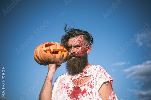 Zdjęcie XXL Halloweenowy zombie z czerwoną krwią i bloodstains na niebieskim niebie