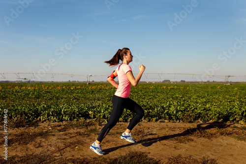 Plakat Sportowy kobieta bieg na wiejskiej drodze.