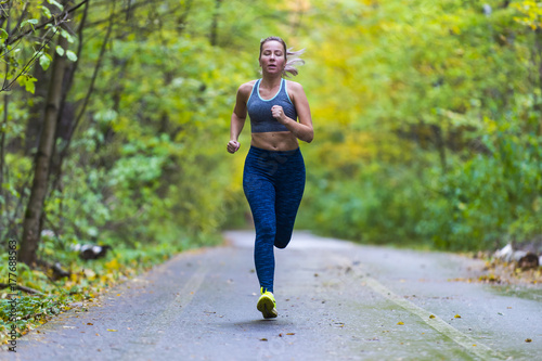 Plakat Kobieta bieg w jesień parku