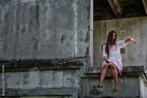 Obraz na płótnie Zombie, Ghost, Woman morderstwo z krwawym sitkiem czekać na pomoc