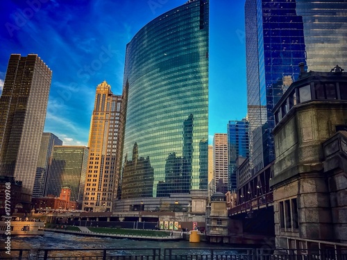 budynki-wzdluz-chicagowskiego-riverwalk-podczas-jesiennego-wieczoru