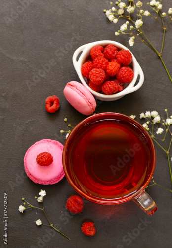 Plakat jagodowa czerwona herbata z malinami i ciasteczkami migdałowymi