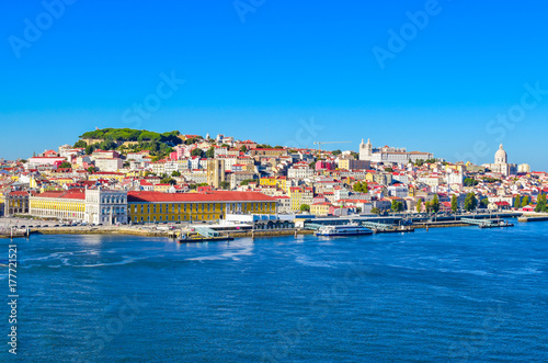 Zdjęcie XXL Port w Lizbonie. Skyline of Alfama. Kolorowy obraz.