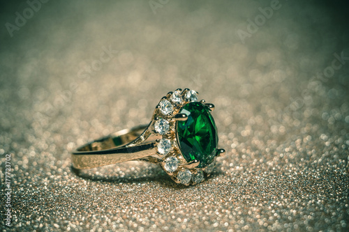 Plakat Złoty pierścionek z Emerald Retro