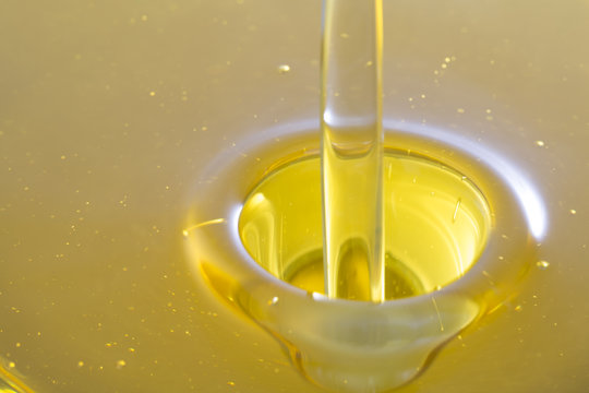 Fototapete - Pouring olive oil with bubbles.