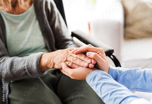 Zdjęcie XXL Nierozpoznany odwiedzający zdrowie i starsza kobieta podczas wizyty domowej
