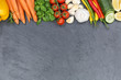 Gemüse Sammlung Tomaten Karotten Paprika kochen Zutaten Schieferplatte Textfreiraum von oben