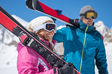 Wall Mural - Couple holding ski