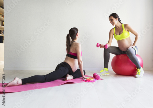 dwie-mlode-kobiety-w-ciazy-trenujace-fitness