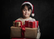 niño feliz con regalos en navidad