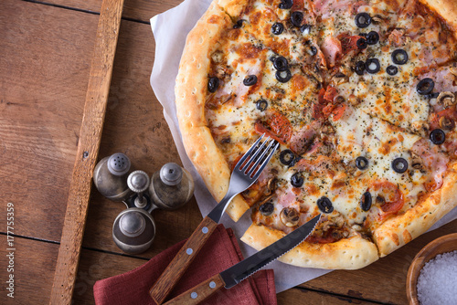 Zdjęcie XXL Domowa pizza serowa z kiełbasą, szynką, oliwkami, mozzarellą