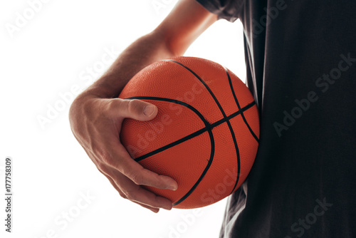 Plakat Trening koszykówki, człowiek trzyma piłkę