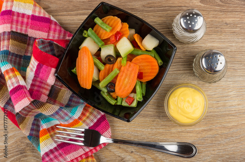 Zdjęcie XXL Miska z mieszanką warzyw, serwetką, miską z sosem, solą, pieprzem
