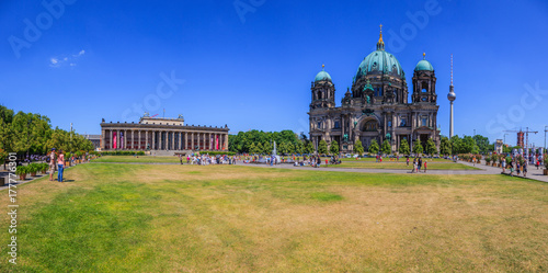фотография Panoramaaufnahme über den Berliner Lustgarten mit Altes Museum und Berliner Dom