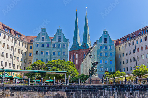 Платно Blick von der Spree in Berlin über Wohnhäuser mit Biergarten im Vodergrund auf d