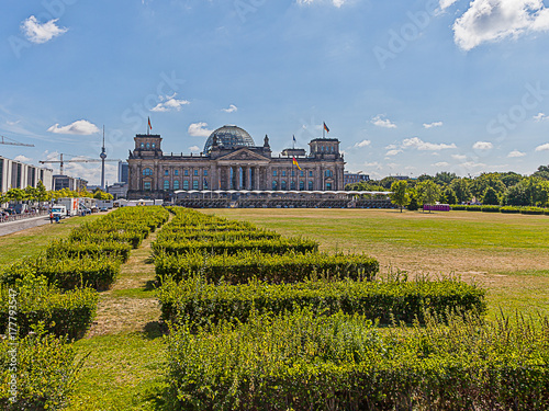 фотография Reichstag in Berlin mit Park im Vodergrund aufgenommen im Sommer 2013 von der P