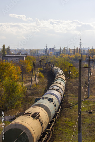 Zdjęcie XXL długi pociąg w mieście jesienią