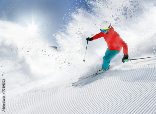 Dekoracja na wymiar  narciarz-na-nartach-w-wysokich-gorach