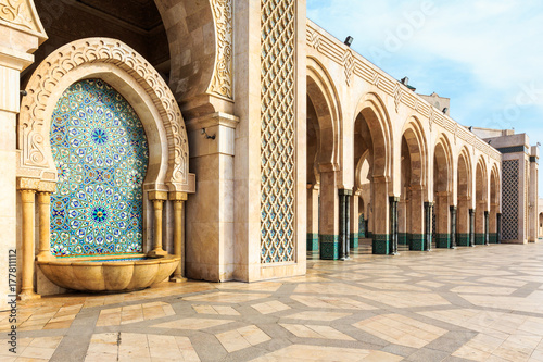 Cuadros en Lienzo Fountain at the mosque Hassan second, Casablanca, Morocco