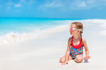 Poster - Cute little girl at beach