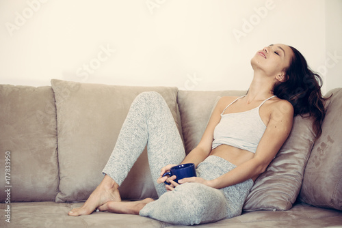 Zdjęcie XXL Zrelaksuj się na kanapie, na której leży nastolatka z kubkiem