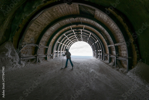 Zdjęcie XXL Tunel dla narciarzy, przejście na zewnątrz w ośrodku narciarskim, człowiek na nartach na śniegu