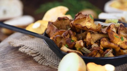 Canvas Print - Rotating pan with fried Chanterelles (not loopable)