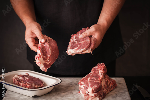 Zdjęcie XXL Wieprzowina kotlecików surowego mięsa sterty kopii przestrzeni teksta kucharstwa opieczenia jedzenia pojęcie