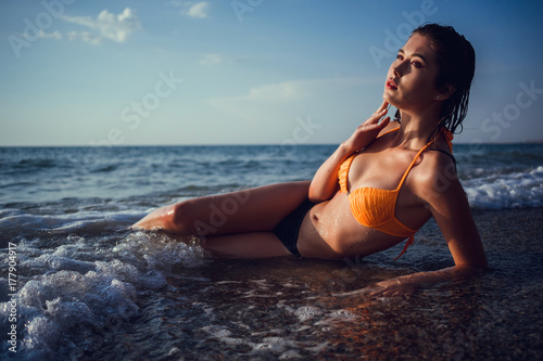 Zdjęcie XXL Letnia plaża wakacje wakacje kobieta szczęśliwa radosna i śmiechu. Koncepcja podróży letnich podróży z wielorasowego azjatycki chiński / kaukaski kobieta w bikini na słońcu