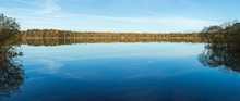 Panorama över Liten Insjö Med Spegelblankt Vatten
