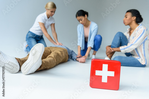 Plakat szkolenie z pierwszej pomocy