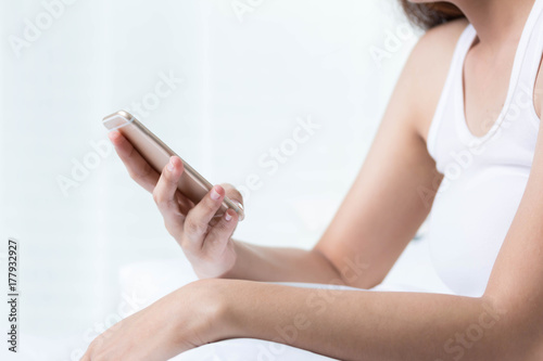 Zdjęcie XXL Zakończenie up kobiet ręki trzyma komórka telefon