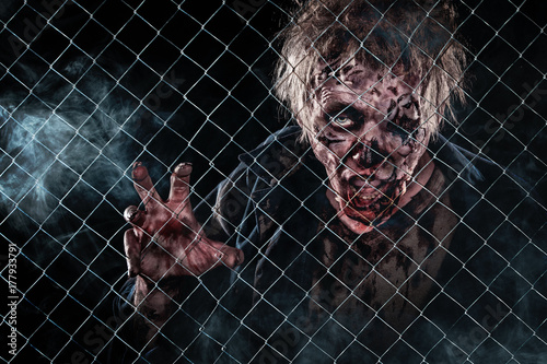 Zdjęcie XXL Zombie człowieka, tło Horror halloween koncepcja i okładka książki z kopii przestrzeni.