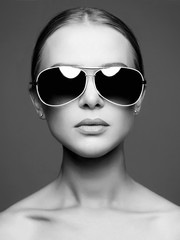 Wall Mural - beautiful young woman in sunglasses
