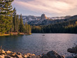 hermoso y  bucolico paisaje de atardecer en los lagos y montañas nevadas de Mammoth Lakes, California, Estados Unidos de America