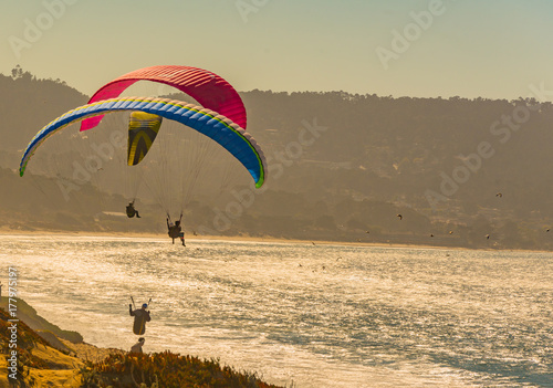 Zdjęcie XXL Paragliding nad plażą i ocean w Monterey zatoce przy zmierzchem