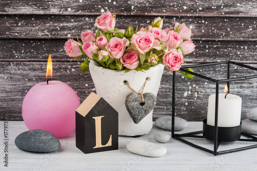 Plakat Serce, różowe róże w betonowym garnku z świeczkami