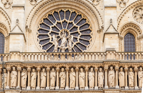Plakat Fragmen fasady katedry Notre Dame na wyspie Cite. Paryż, Francja
