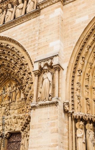 Plakat Fragmen fasady katedry Notre Dame na wyspie Cite. Paryż, Francja