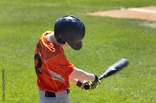 Plakat Rozgrzewka w młodzieżowej grze w baseball