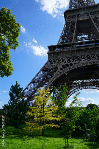 Láminas dans le parc au pied de la Tour Eiffel