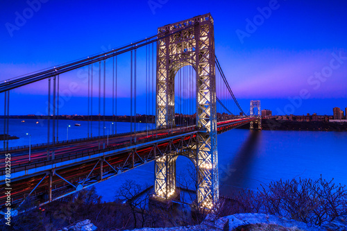 most-waszyngtona-most-wiszacy-nad-estuarium-hudsonu-laczacy-nowojorski-okreg-manhattan-z-fort-lee-w-stanie-new-jersey-wieczorny-widok