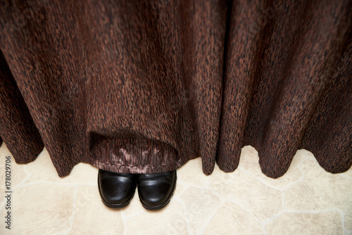 Cuadros en Lienzo Boots stick out from under the curtains