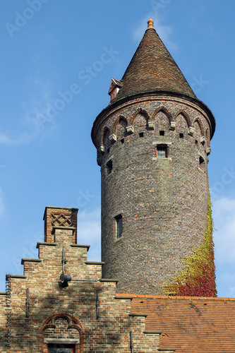 Fototapeta Średniowieczny wierza i część dom w typowej stepowej architekturze w Bruges, Belgia.