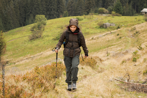 Zdjęcie XXL Żeński wycieczkowicz z plecaka odprowadzeniem na górach drogach, jesieni lasowy tło